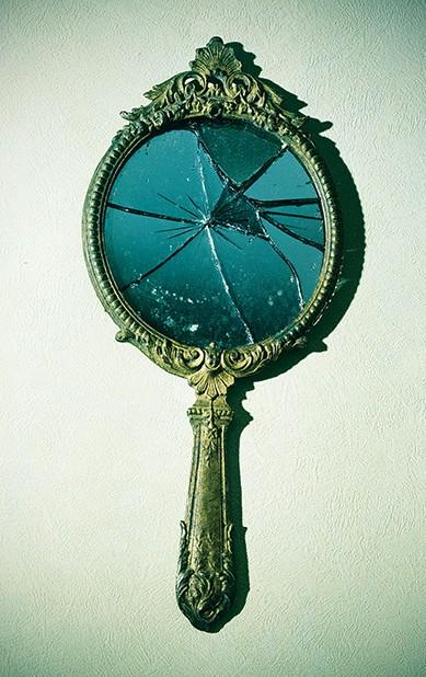 Sept ans de malheur pour celui qui brise un miroir - ELEMIAH VOYANCE 08.99.96.90.99 Sept ans de malheur pour celui qui brise un miroir - ELEMIAH VOYANCE 08.99.96.90.99